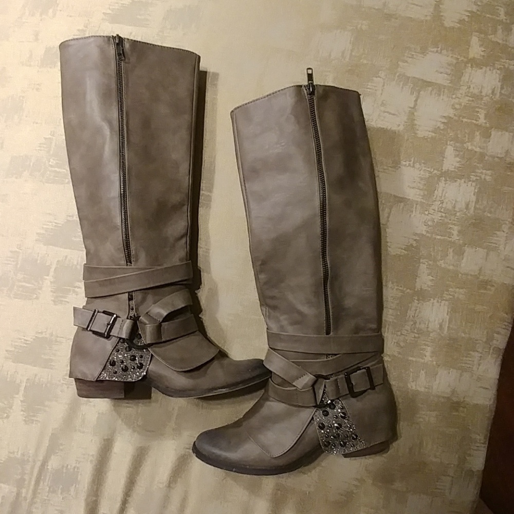 Adorable boots 8.5